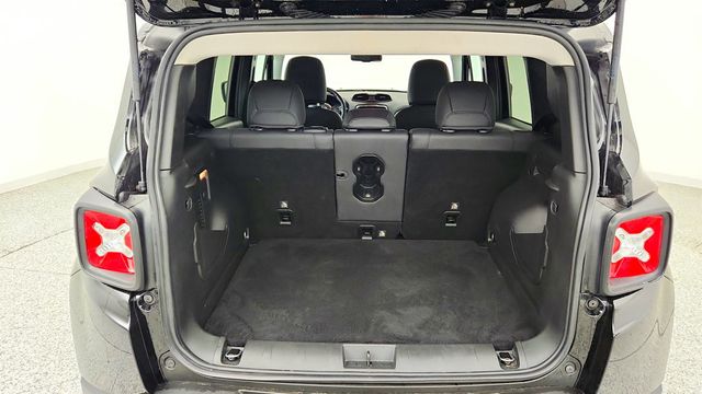 2022 Jeep Renegade Trailhawk 4x4 w/ Premium Leather-Trimmed Bucket Seats - 23024770 - 22