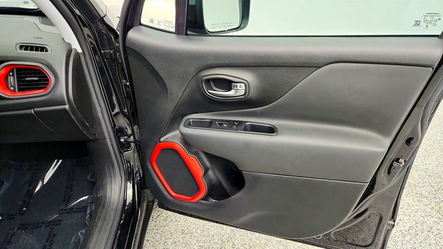 2022 Jeep Renegade Trailhawk 4x4 w/ Premium Leather-Trimmed Bucket Seats - 23024770 - 26