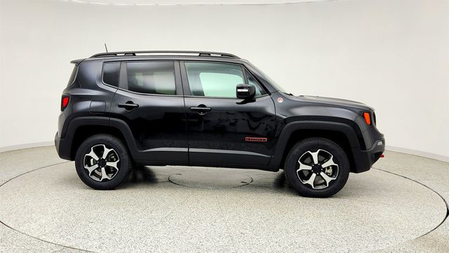 2022 Jeep Renegade Trailhawk 4x4 w/ Premium Leather-Trimmed Bucket Seats - 23024770 - 3