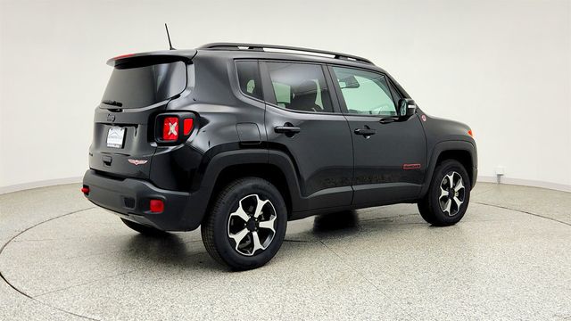 2022 Jeep Renegade Trailhawk 4x4 w/ Premium Leather-Trimmed Bucket Seats - 23024770 - 4