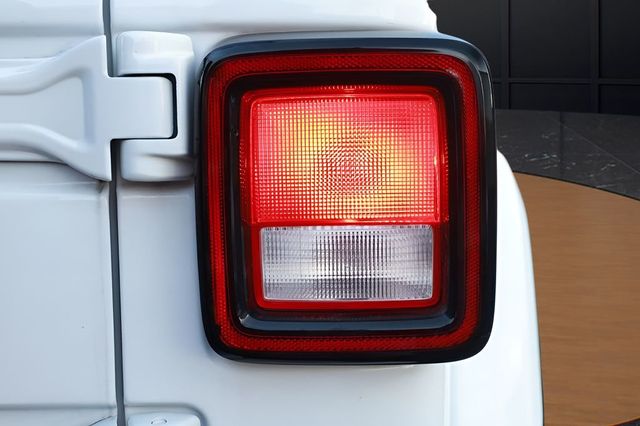 2022 Jeep Wrangler Unlimited Sahara - 23000828 - 28
