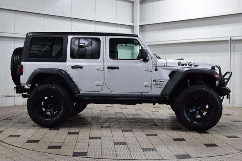 2022 Jeep Wrangler Unlimited Sahara photo 4