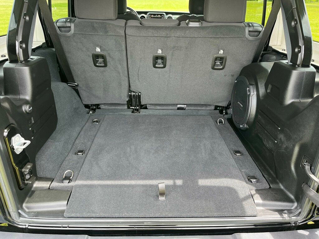 2022 Jeep Wrangler Unlimited Sahara 4x4 - 23032597 - 35