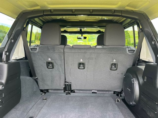 2022 Jeep Wrangler Unlimited Sahara 4x4 - 23032597 - 37