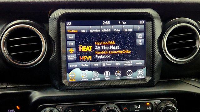 2022 Jeep Wrangler Unlimited Sahara Altitude 4x4 w/ Sky 1-Touch Power Top - 23035205 - 16