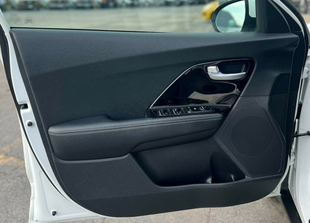 2022 Kia Niro Plug-In Hybrid LXS photo 13