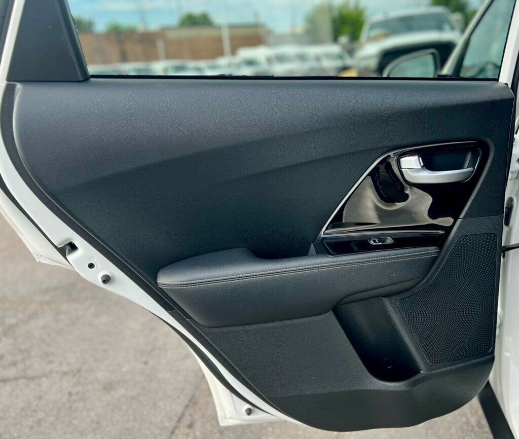 2022 Kia Niro Plug-In Hybrid LXS photo 16