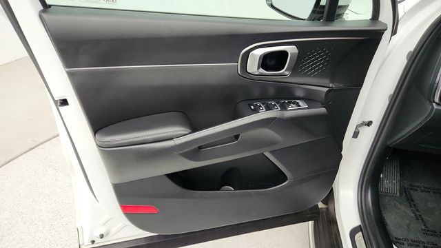 2022 Kia Sorento Hybrid EX with Panoramic Power Sunroof & Side Step Bars - 22946155 - 10