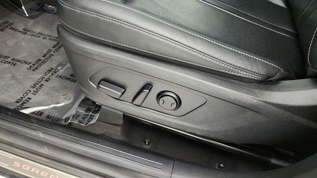2022 Kia Sorento Hybrid EX with Panoramic Power Sunroof & Side Step Bars - 22946155 - 11