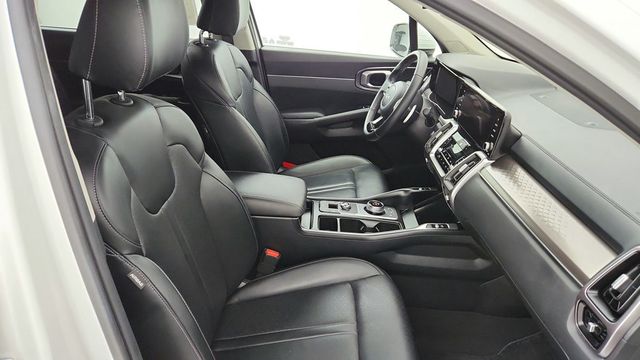 2022 Kia Sorento Hybrid EX with Panoramic Power Sunroof & Side Step Bars - 22946155 - 26