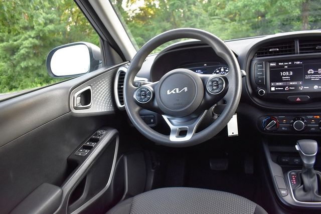 2022 Kia Soul LX IVT - 23050352 - 17