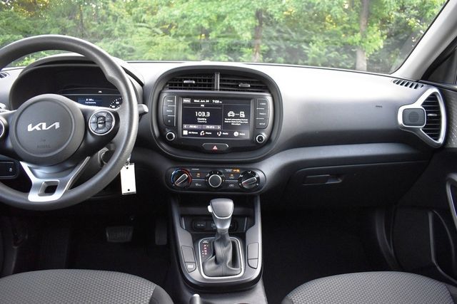 2022 Kia Soul LX IVT - 23050352 - 18