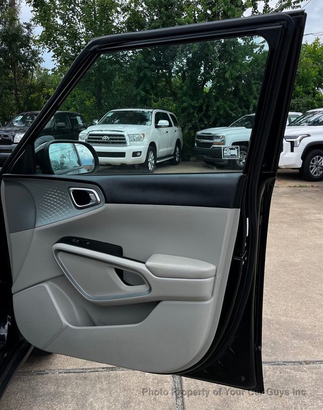 2022 Kia Soul LX IVT - 23046667 - 32