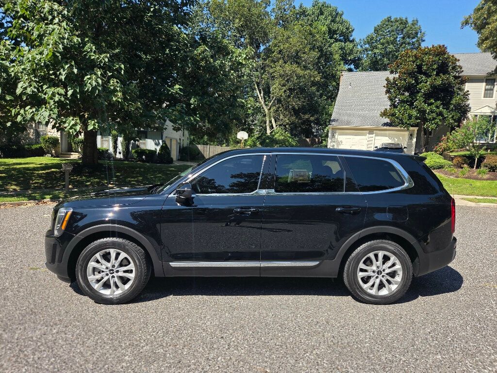 2022 Kia Telluride LX photo 2