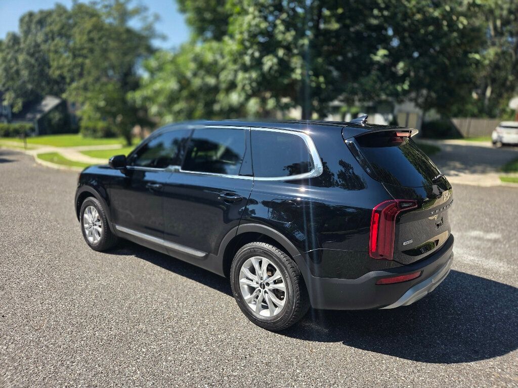 2022 Kia Telluride LX photo 3