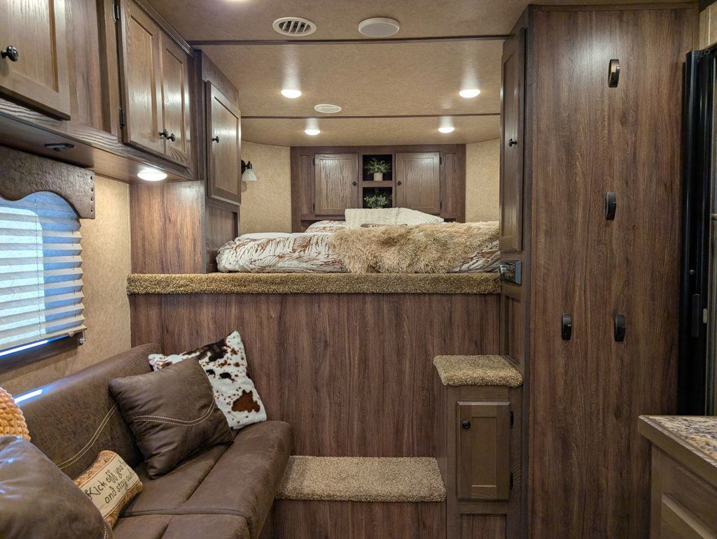 2022 Lakota 3 Horse Slant 9' Living Quarters SUPERWIDE  - 23003412 - 11