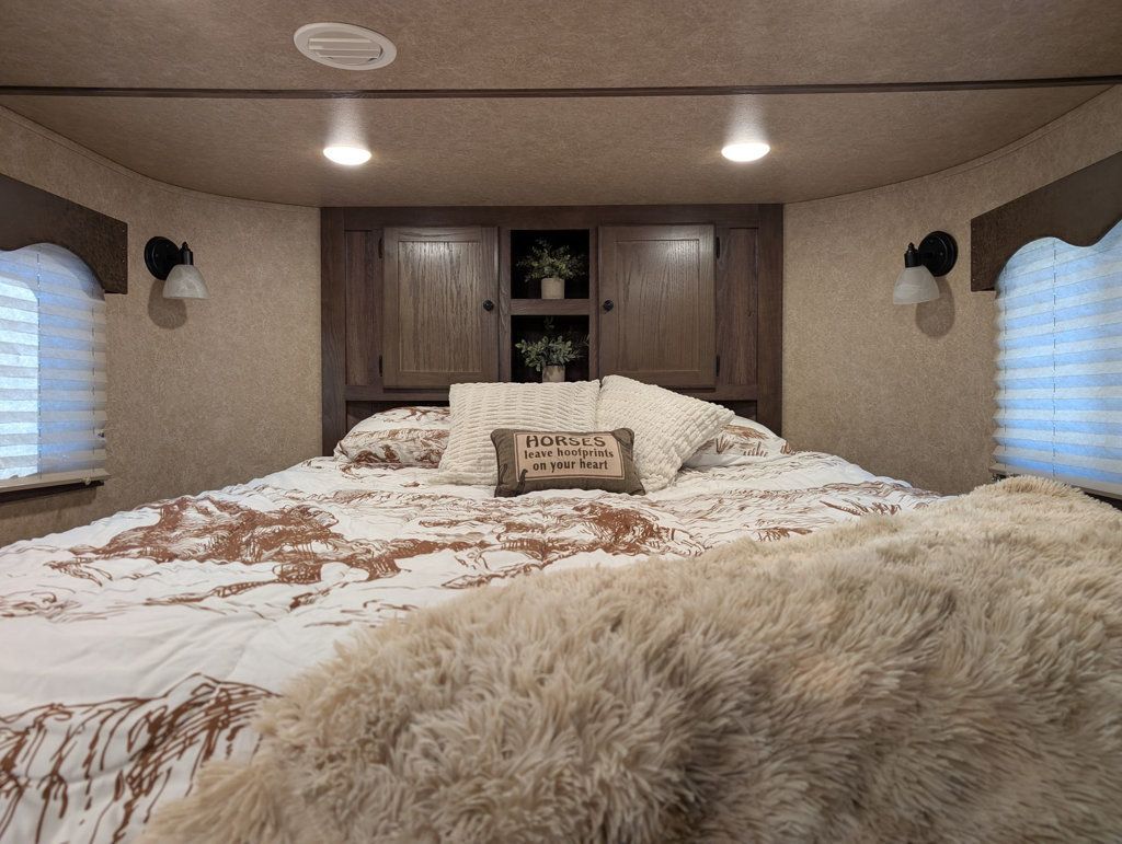 2022 Lakota 3 Horse Slant 9' Living Quarters SUPERWIDE  - 23003412 - 12