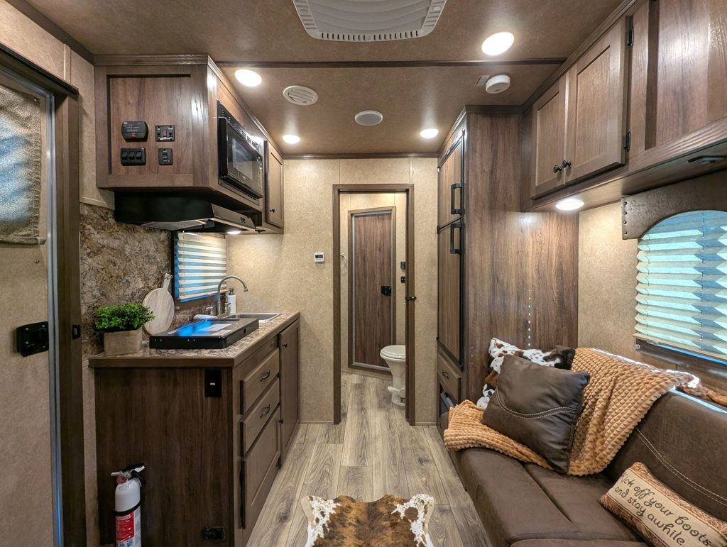 2022 Lakota 3 Horse Slant 9' Living Quarters SUPERWIDE  - 23003412 - 13