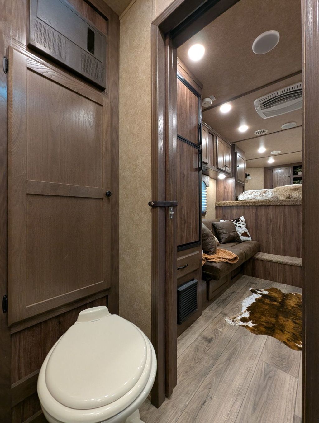 2022 Lakota 3 Horse Slant 9' Living Quarters SUPERWIDE  - 23003412 - 15