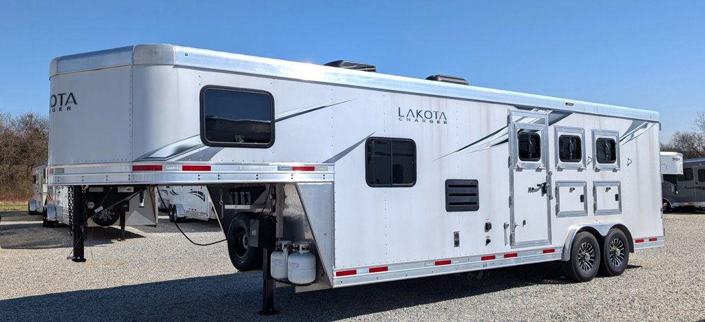 2022 Lakota 3 Horse Slant 9' Living Quarters SUPERWIDE  - 23003412 - 1