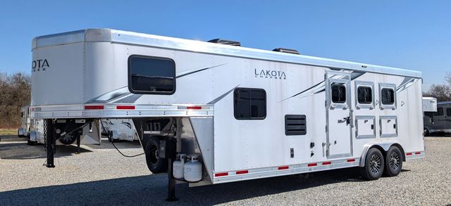 2022 Lakota 3 Horse Slant 9' Living Quarters SUPERWIDE  - 23003412 - 1