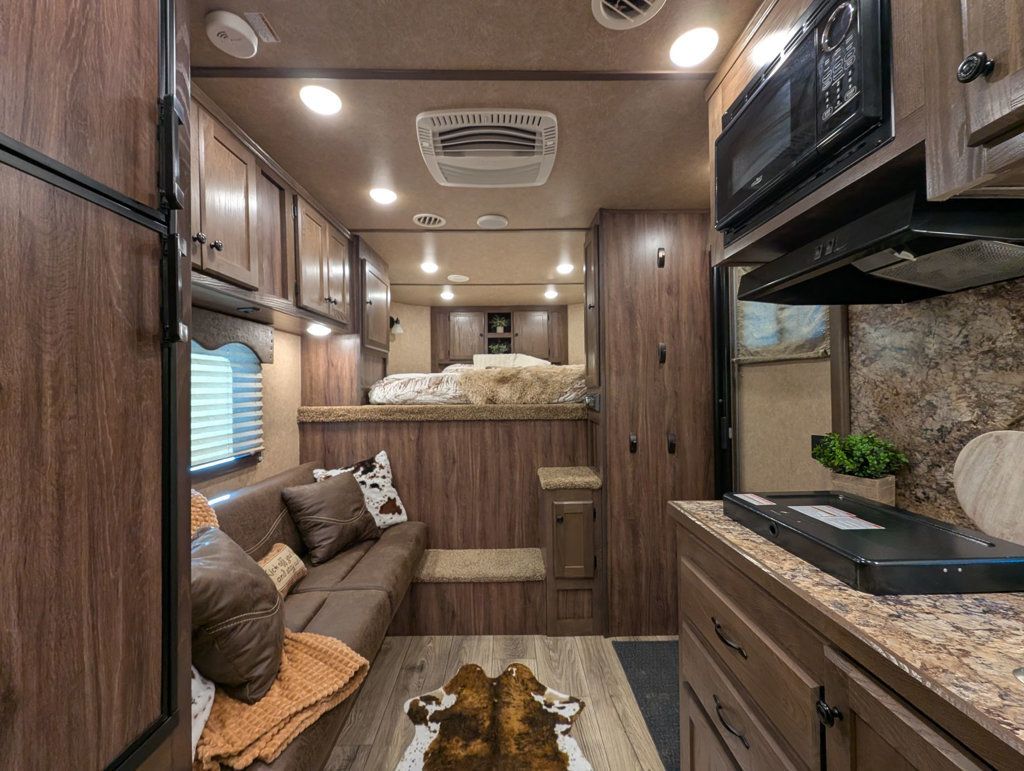 2022 Lakota 3 Horse Slant 9' Living Quarters SUPERWIDE  - 23003412 - 8