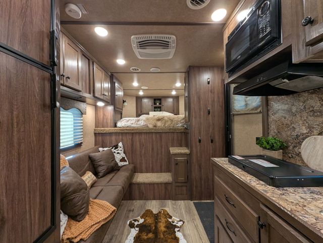 2022 Lakota 3 Horse Slant 9' Living Quarters SUPERWIDE  - 23003412 - 8