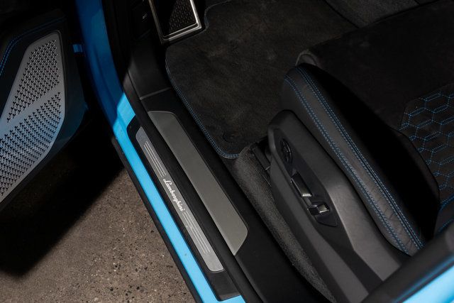 2022 Lamborghini Urus AWD - 22987713 - 23