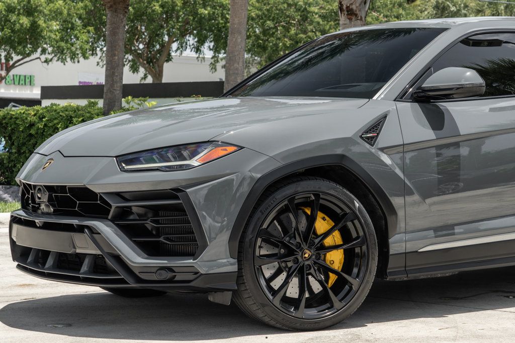 2022 Lamborghini Urus photo 2