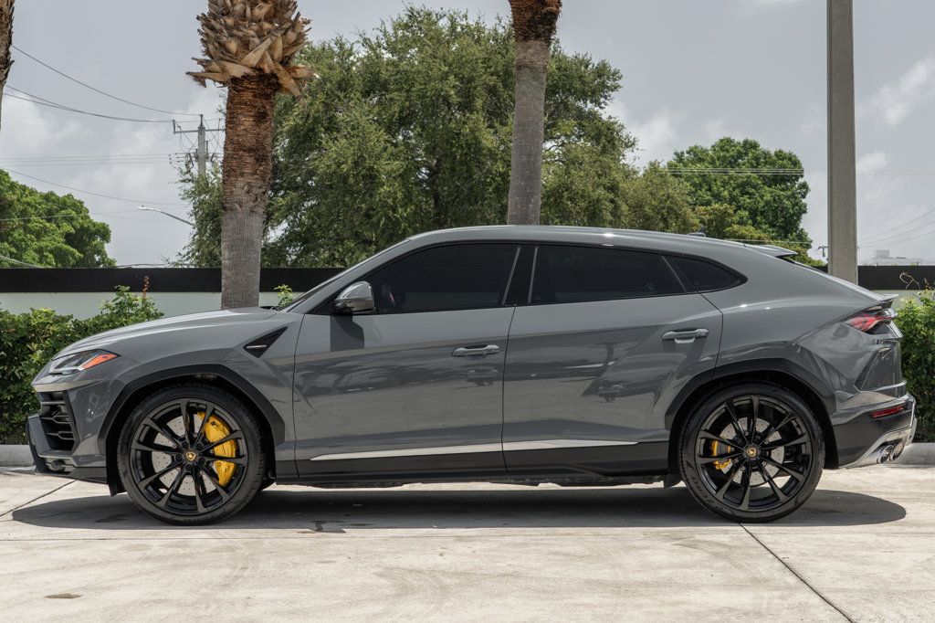 2022 Lamborghini Urus photo 3