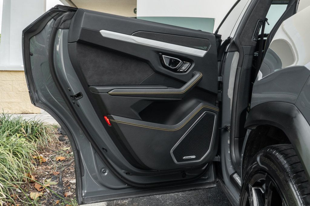 2022 Lamborghini Urus photo 30