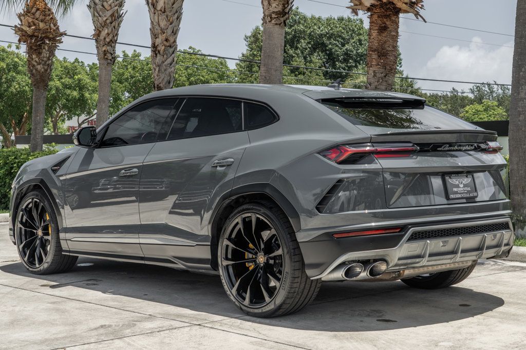2022 Lamborghini Urus photo 4