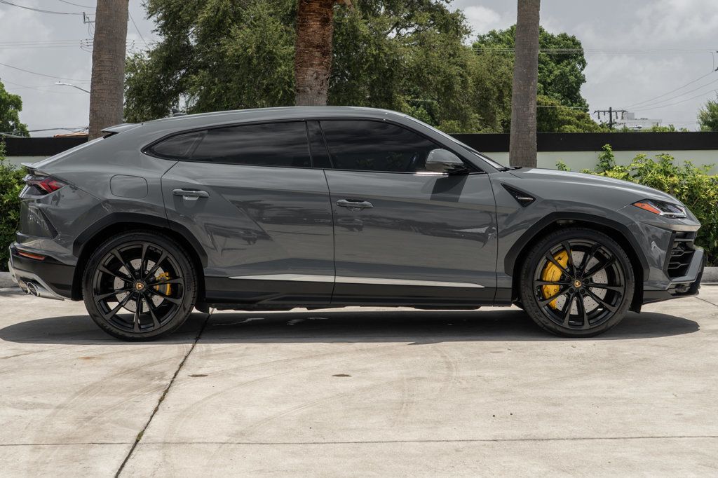 2022 Lamborghini Urus photo 9