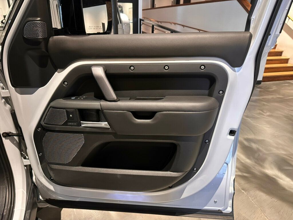 2022 Land Rover Defender 110/D-Dynamic HSE/LightBar/AirSuspension/BlackRoof/3rdRow - 23028200 - 31
