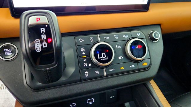 2022 Land Rover Defender 110 X AWD w/ Family Comfort, Extended Black Ext. & Towing Packs - 23009188 - 17