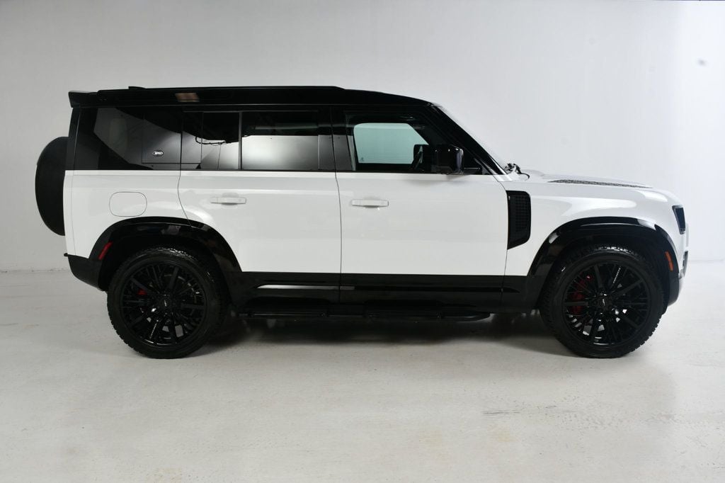 2022 Land Rover Defender 110 X-Dynamic HSE photo 3