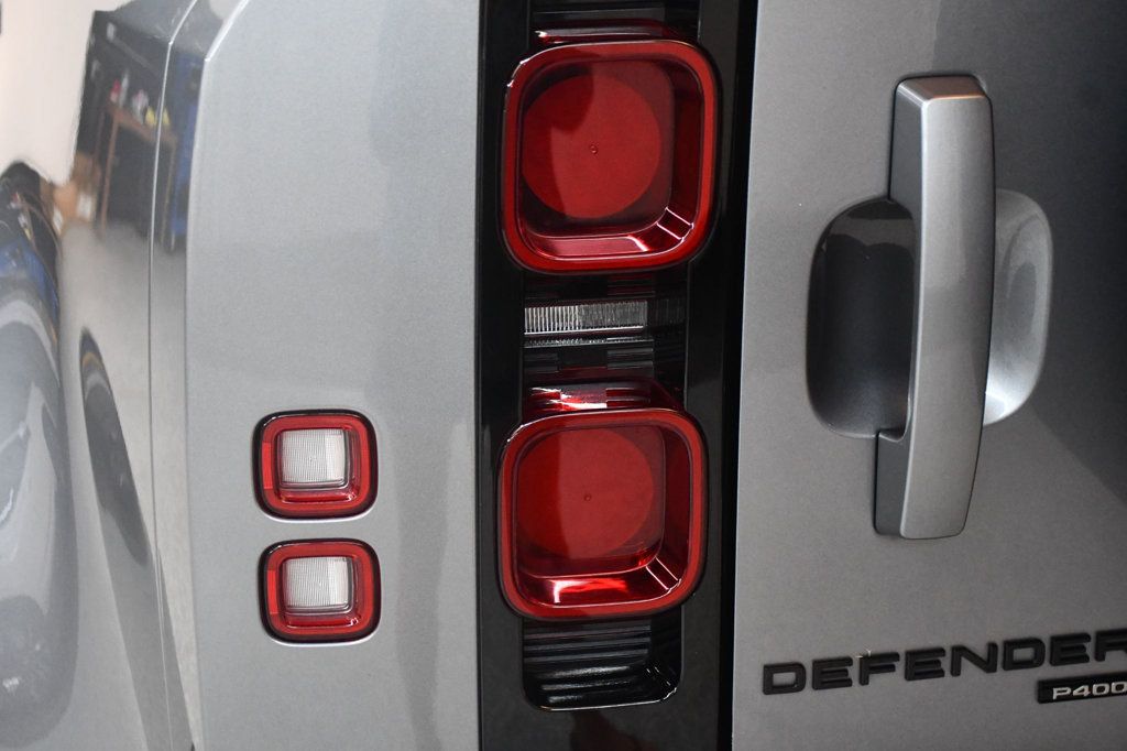 Land Rover Defender photo 16