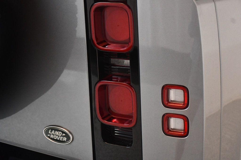 Land Rover Defender photo 17