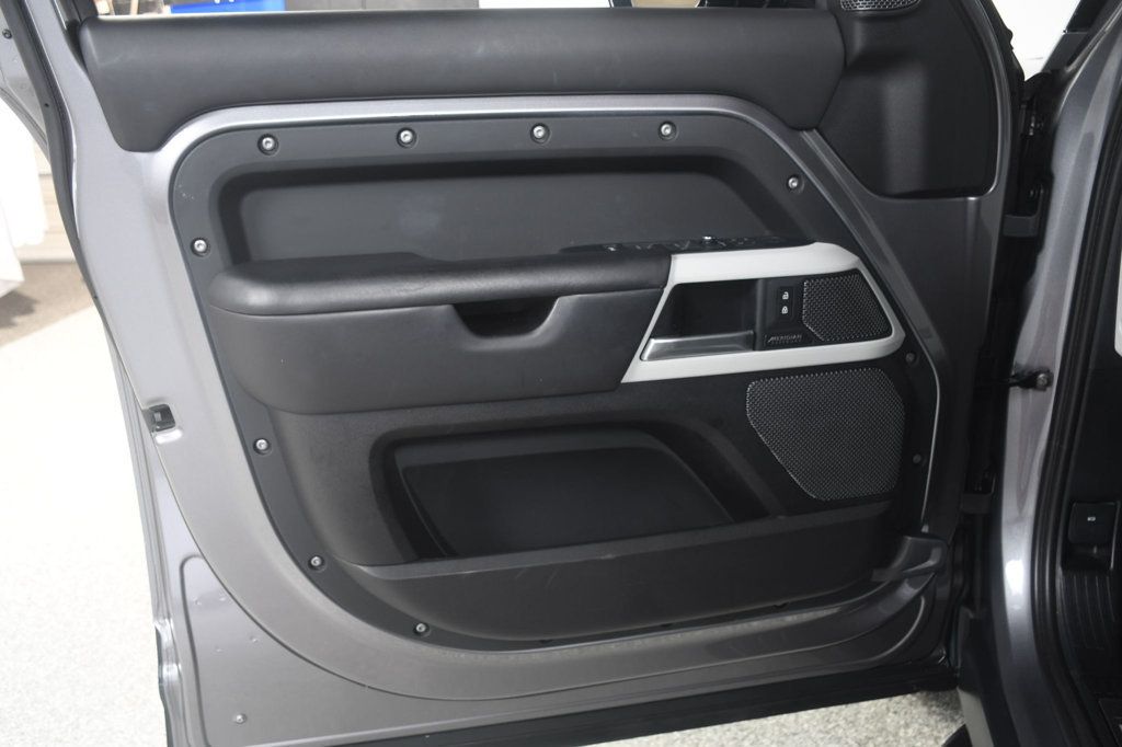 Land Rover Defender photo 23