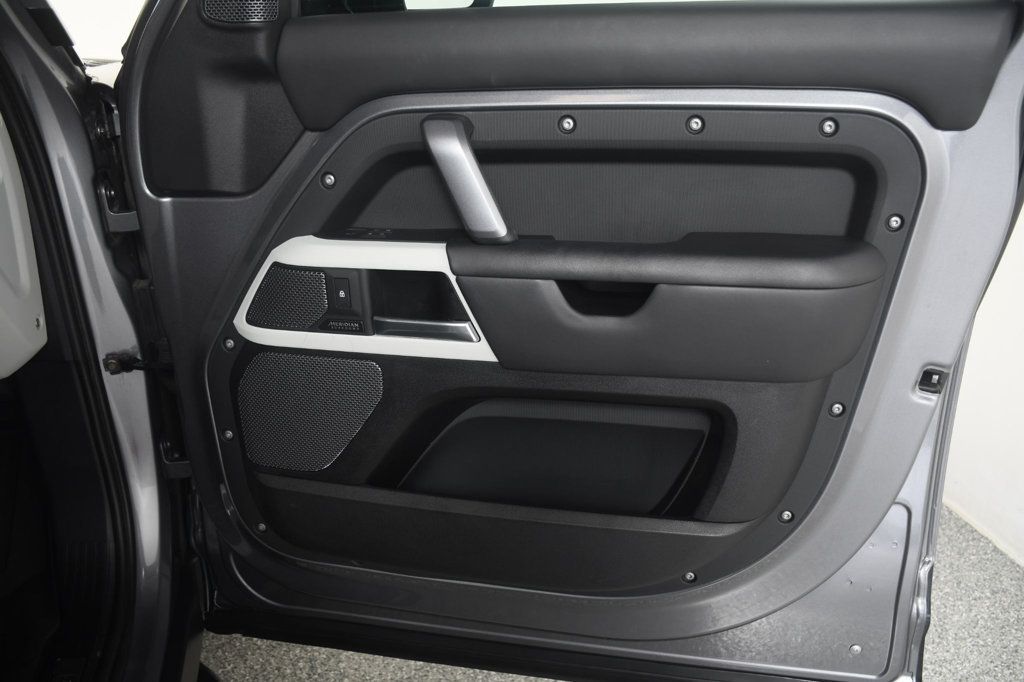 Land Rover Defender photo 24