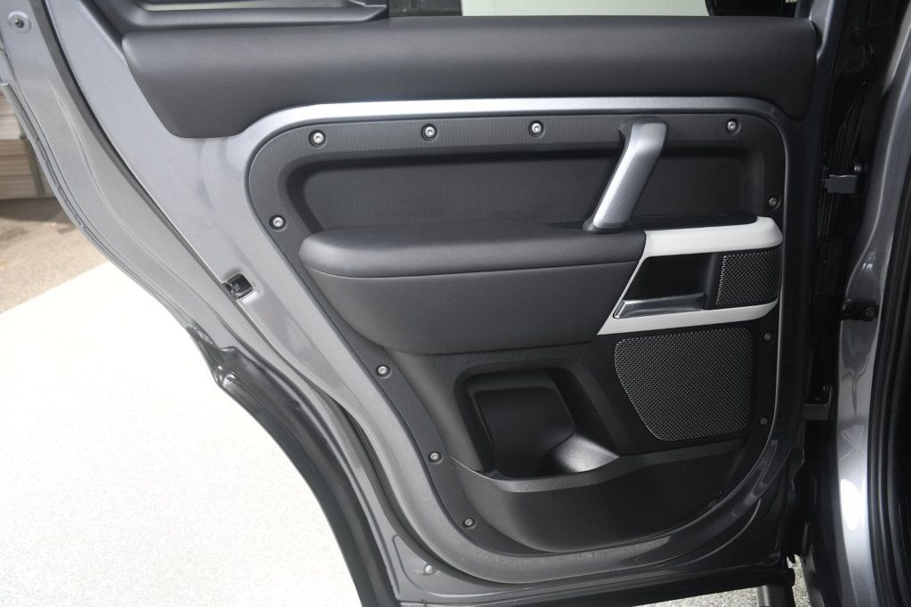 Land Rover Defender photo 25