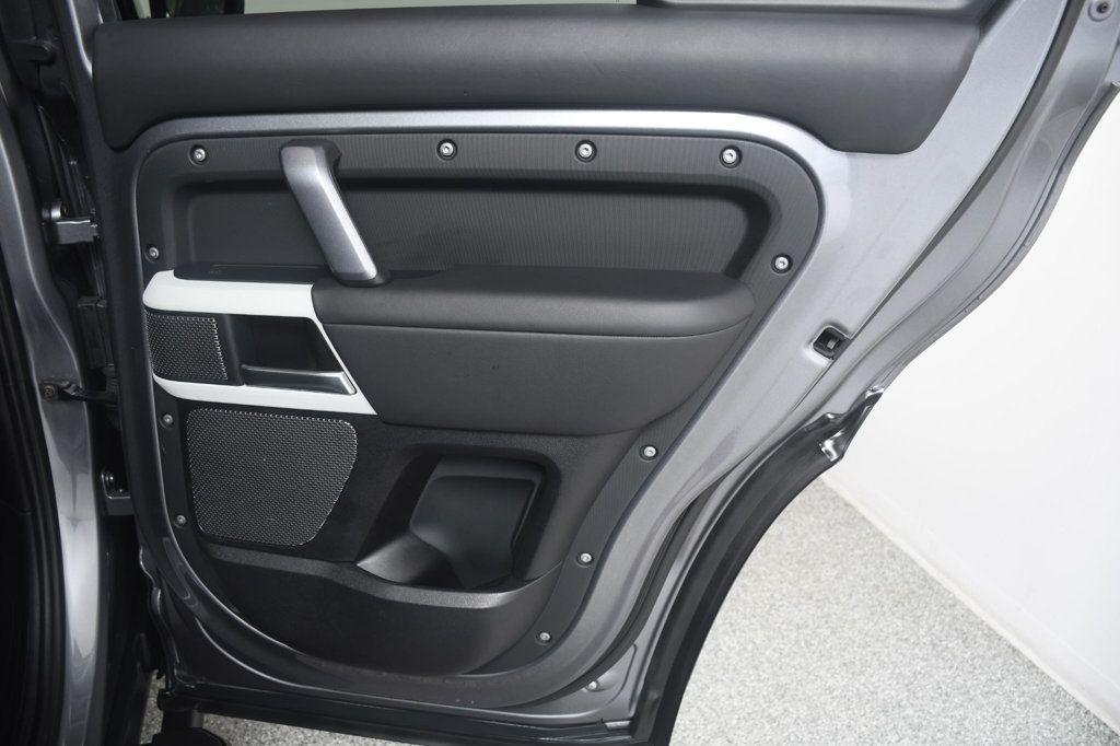 Land Rover Defender photo 26
