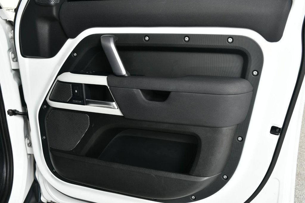 Land Rover Defender photo 24