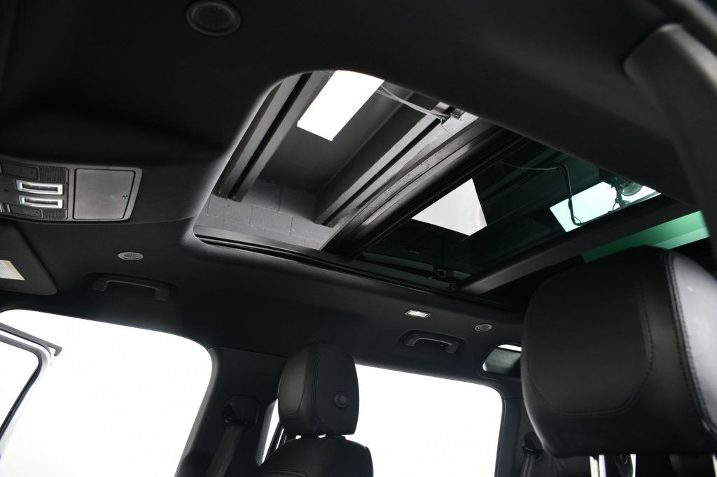 Land Rover Defender photo 6