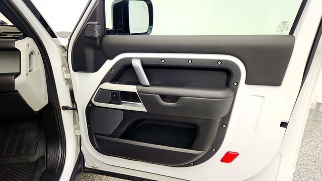 2022 Land Rover Defender 90 X-Dynamic HSE AWD w/ Black Contrast Roof & Cold Climate Pack - 22986859 - 24
