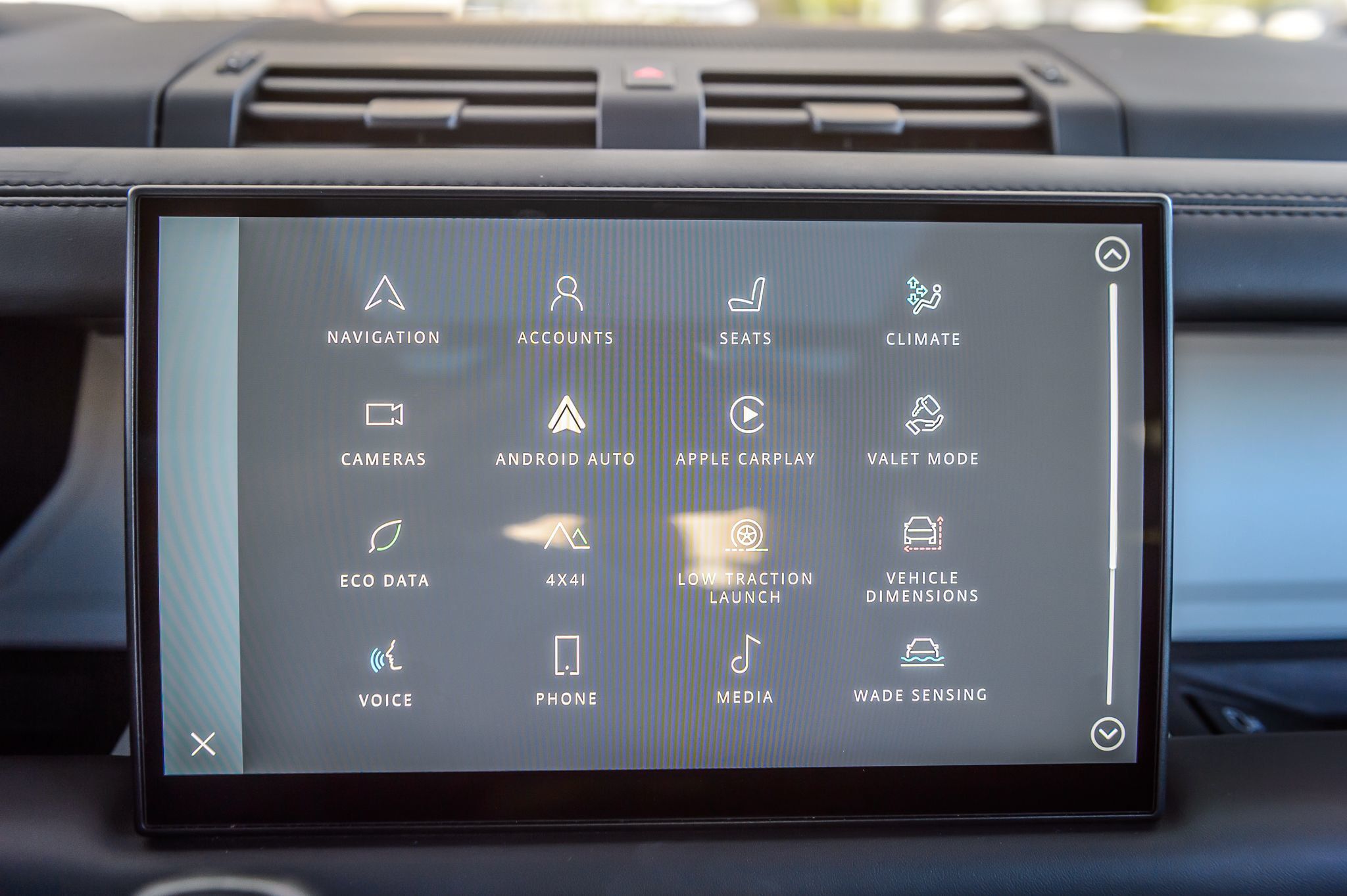 2022 Land Rover Defender 110 X-Dynamic HSE photo 17