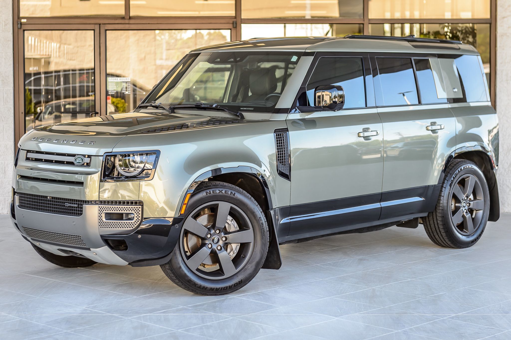 2022 Land Rover Defender 110 X-Dynamic HSE photo 2