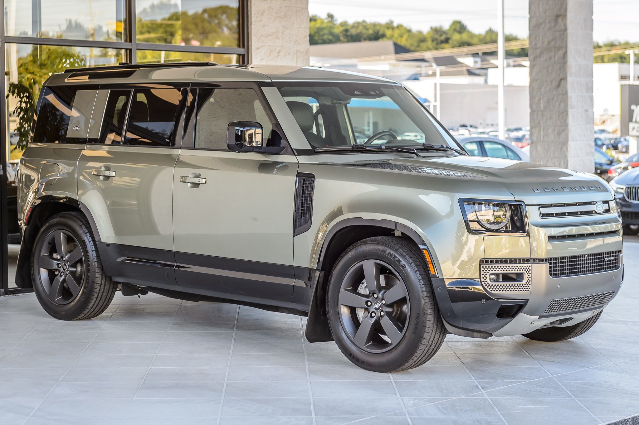 2022 Land Rover Defender 110 X-Dynamic HSE photo 4