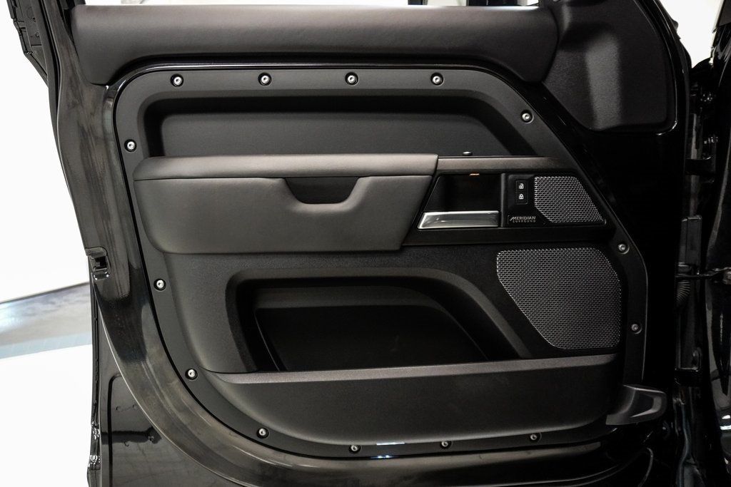 2022 Land Rover Defender V8 photo 34