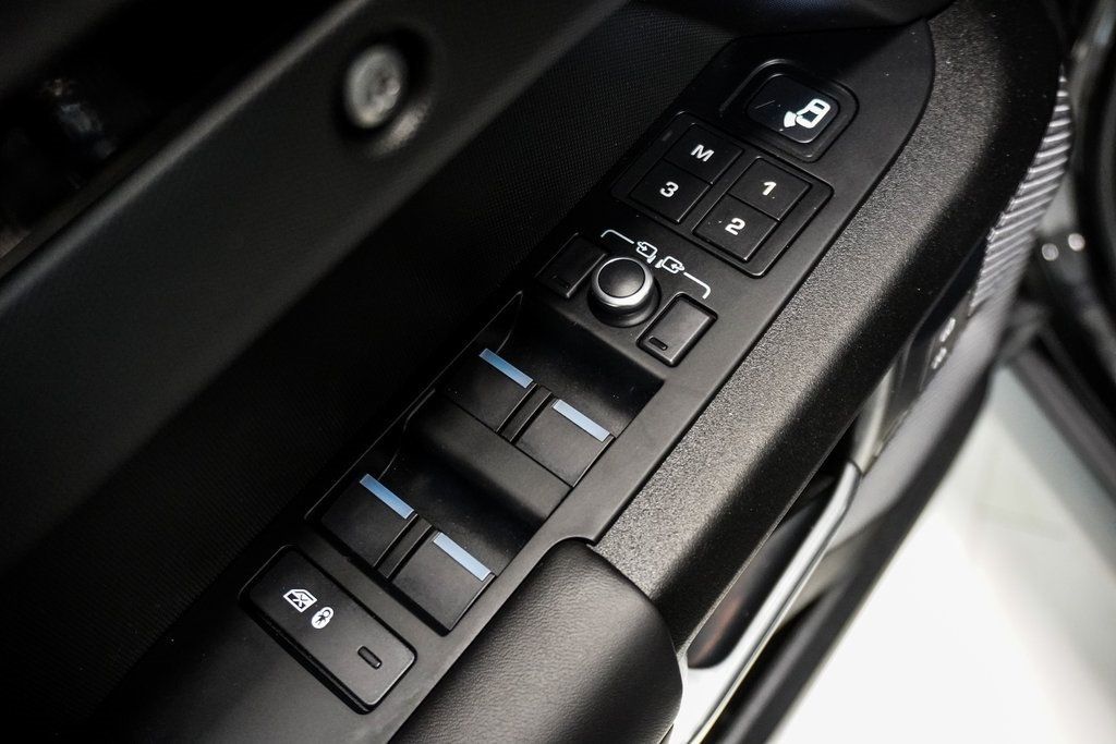 2022 Land Rover Defender V8 photo 35